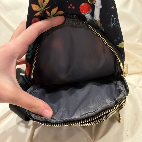 Unisex Mushroom Chest Sling Bag Travel Shoulder Daypack & Zippered Pouch NWT - Picture 4 of 10